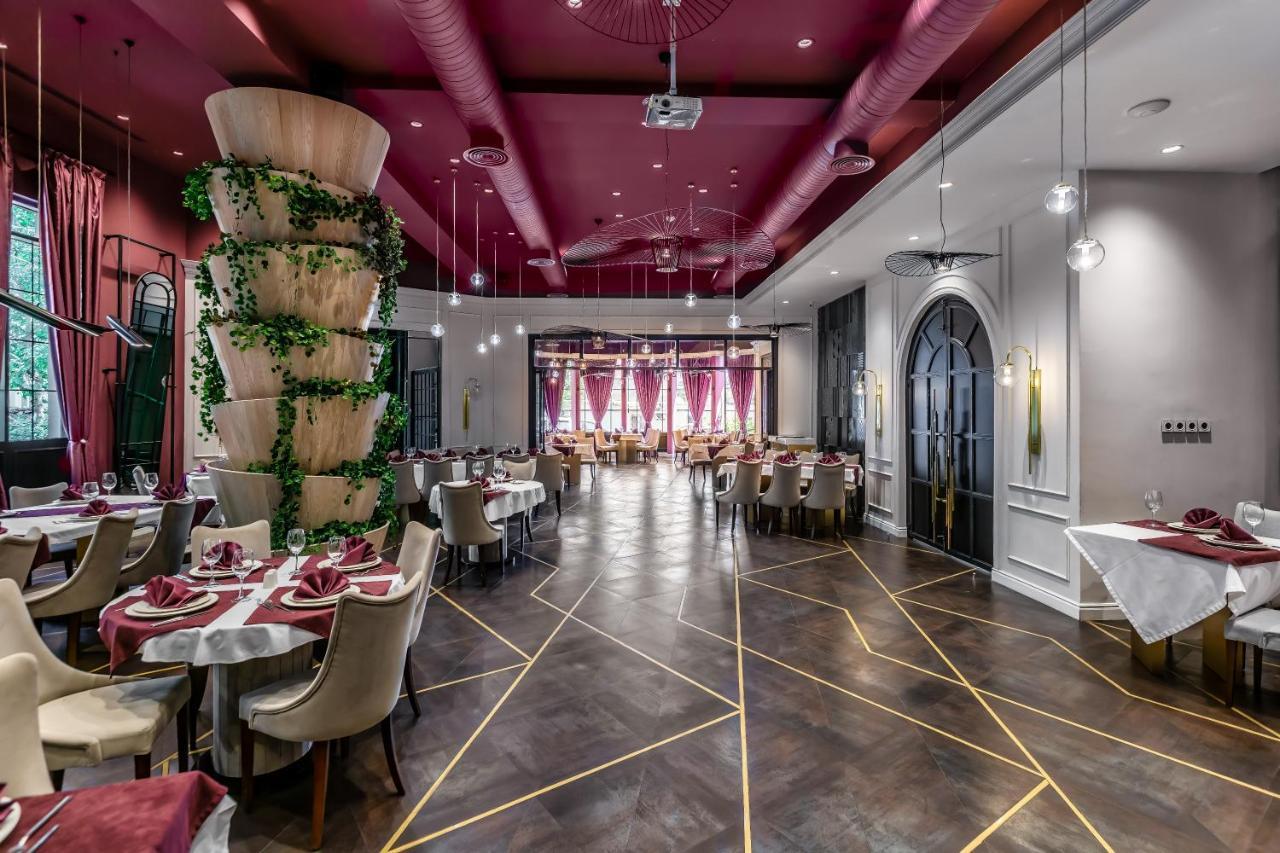 アイビー ガーデン ホテル バクー エクステリア 写真 The interior of the restaurant