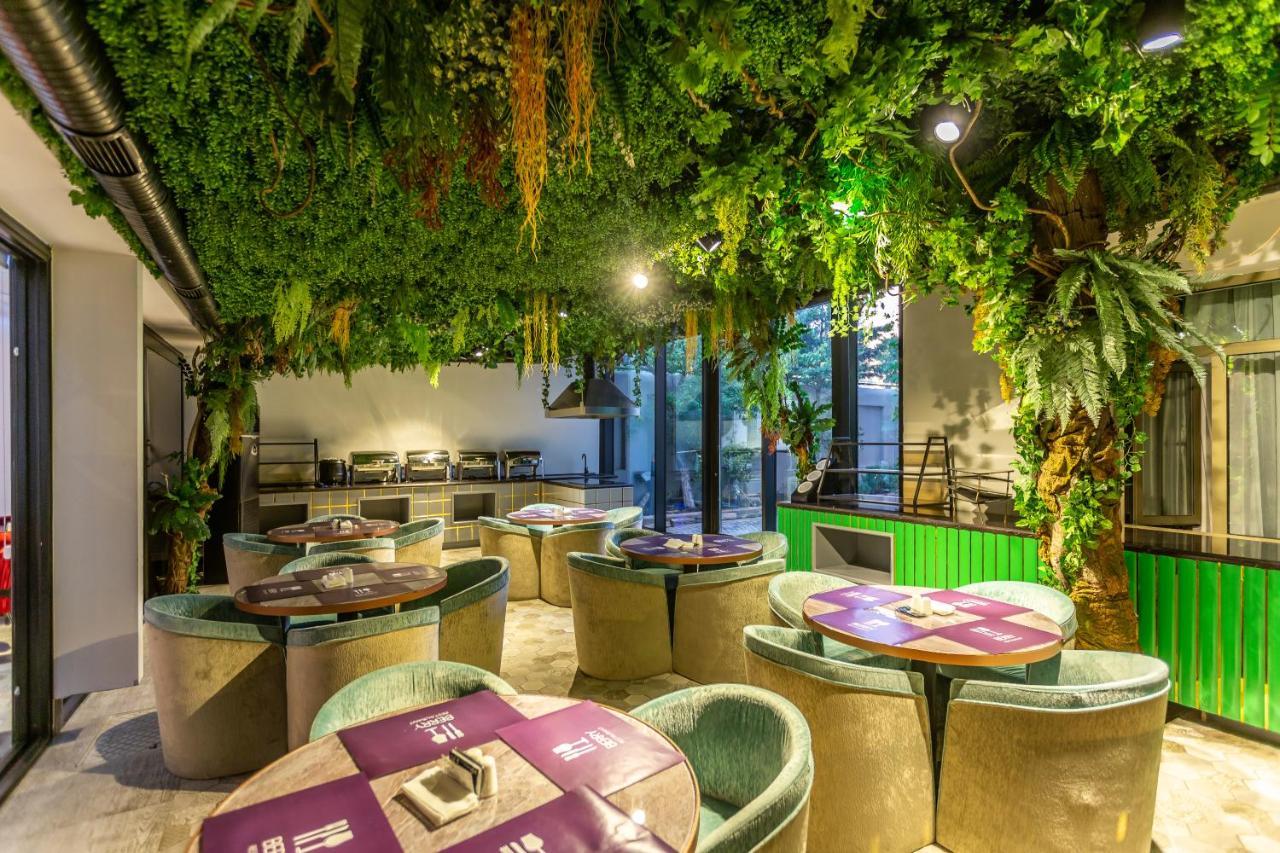 アイビー ガーデン ホテル バクー エクステリア 写真 The interior of the restaurant