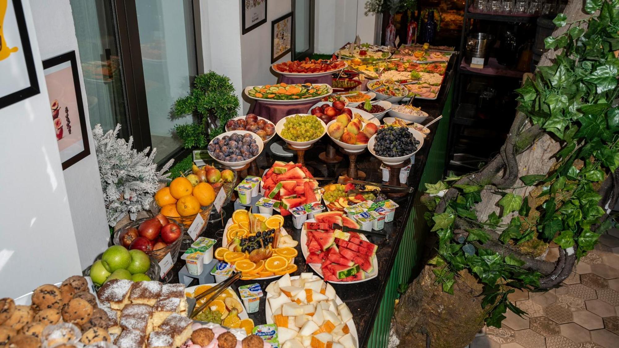 アイビー ガーデン ホテル バクー エクステリア 写真 A buffet of fruit and sweets