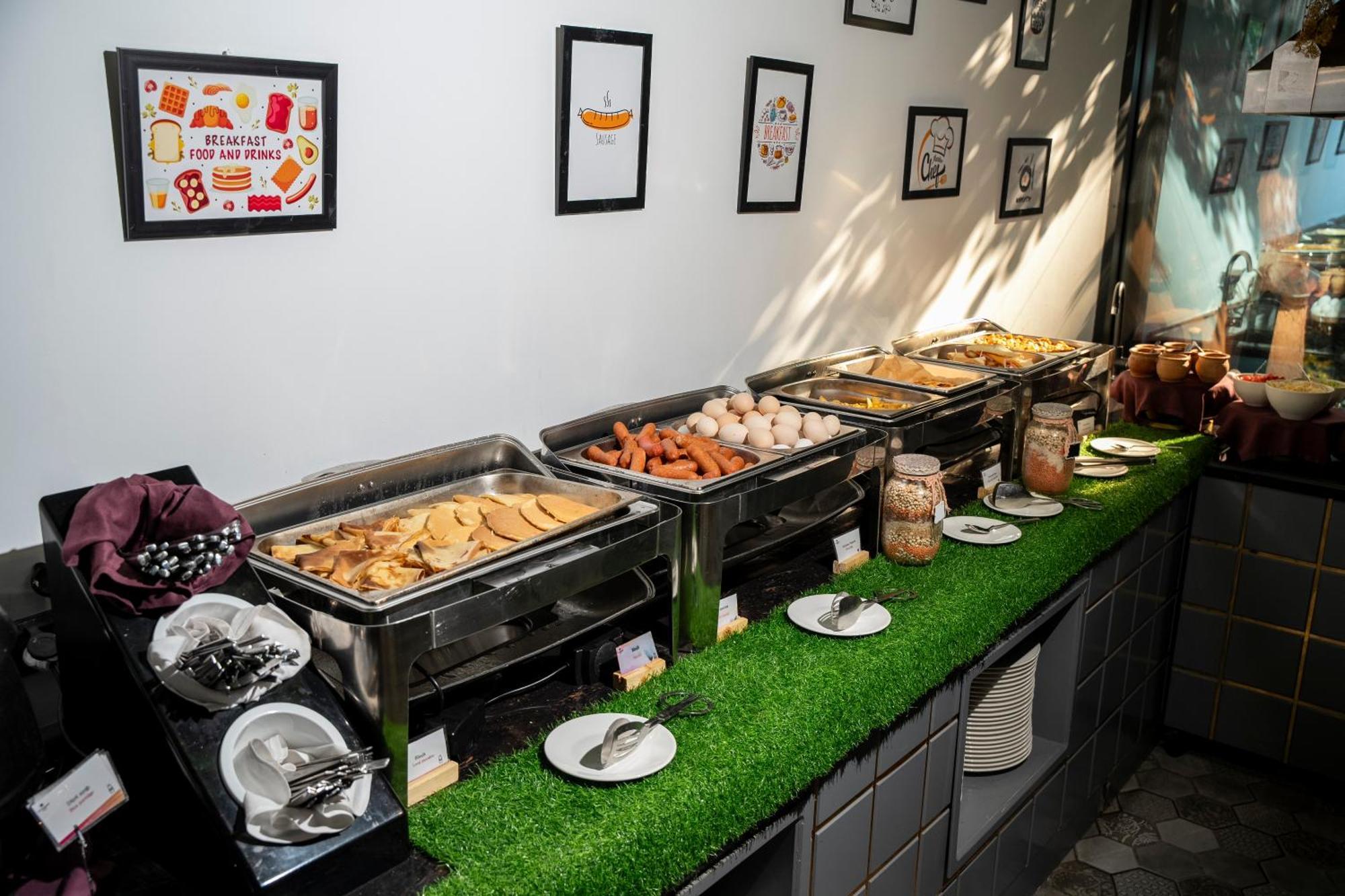 アイビー ガーデン ホテル バクー エクステリア 写真 A buffet at a hotel
