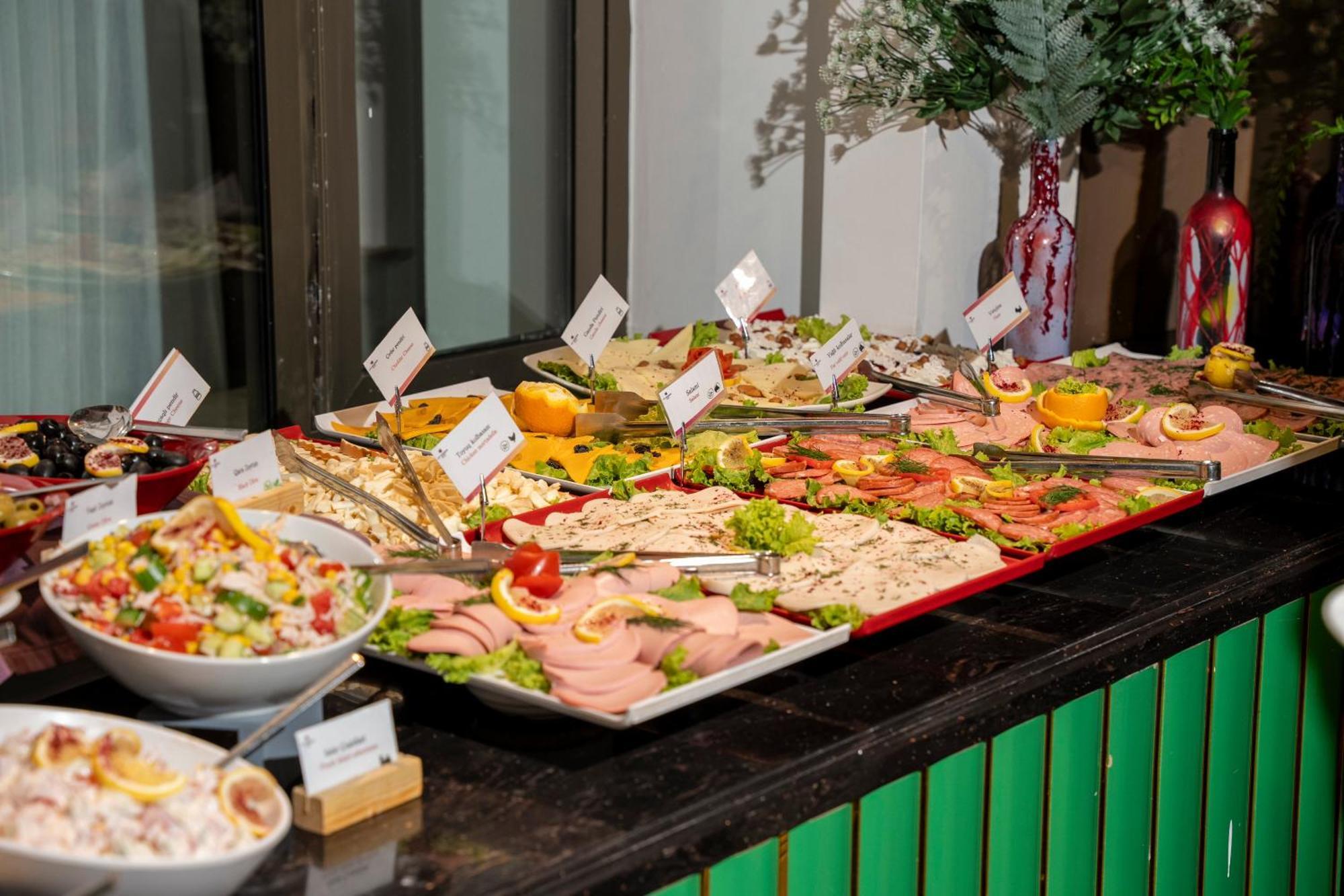 アイビー ガーデン ホテル バクー エクステリア 写真 A buffet