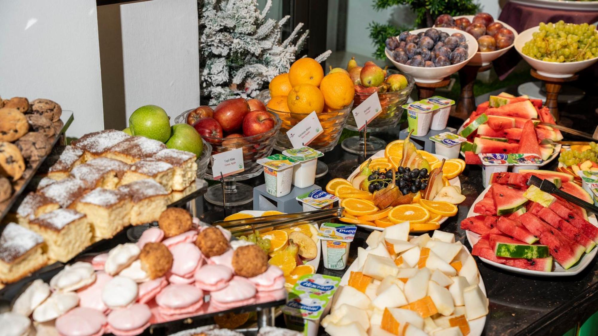 アイビー ガーデン ホテル バクー エクステリア 写真 A buffet of fruit and ham