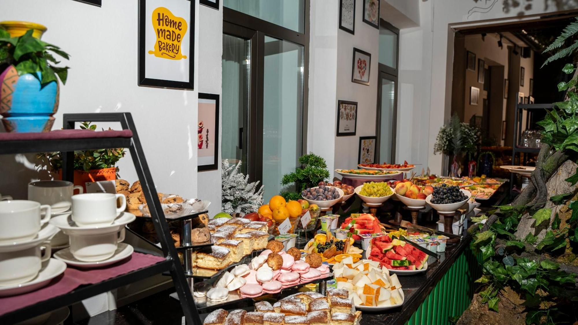 アイビー ガーデン ホテル バクー エクステリア 写真 A buffet at a party