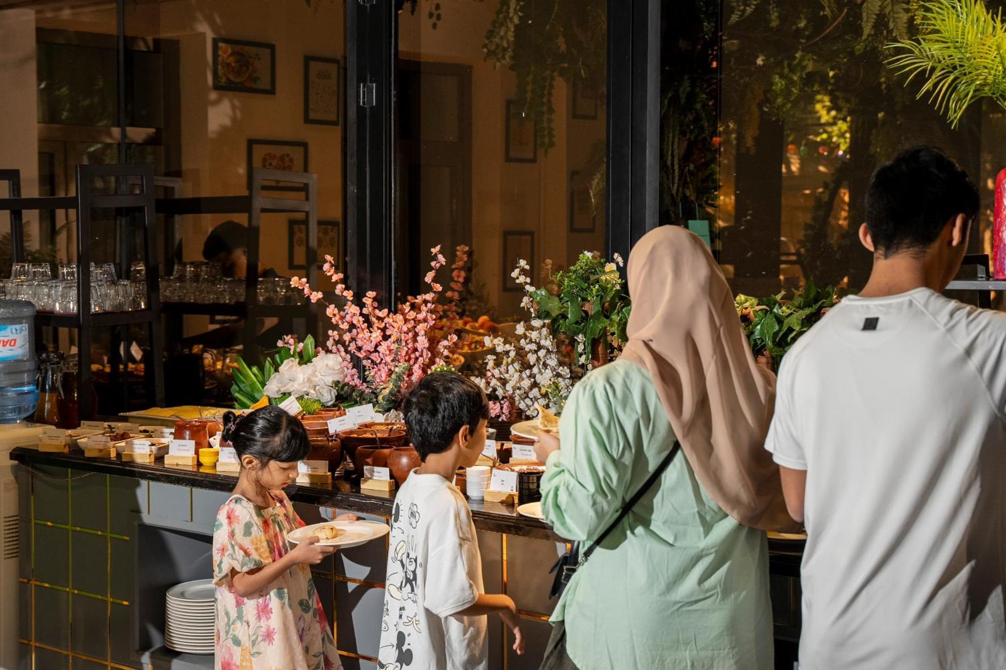 アイビー ガーデン ホテル バクー エクステリア 写真 A buffet at a restaurant in Jakarta, Indonesia